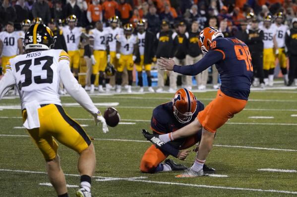 Backup kicker s field goal lifts Illini to 9 6 win over Iowa AP News